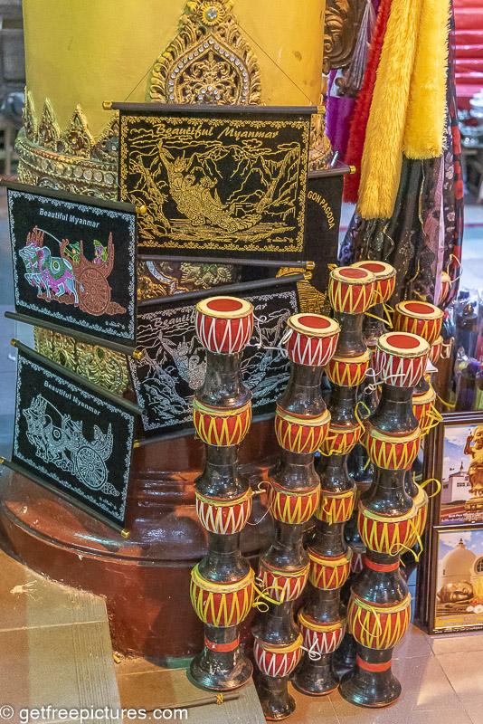 Lacquerware stall on the stairway